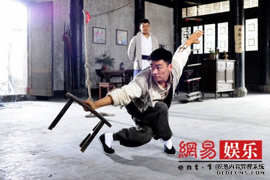 王宝强演《我的父亲是板凳》圆功夫梦。