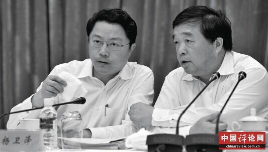 p32 南京市原市长季建业落马14 个月后，南京市委书记杨卫泽也因涉嫌违纪违法，接受组织调查。图为2012 年杨卫泽（左）和季建业（右）参加南京市“两会”。 CFP
