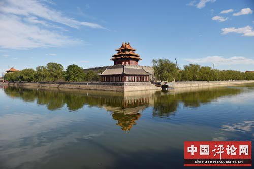 6月12日，蓝天白云下的故宫西北角楼 图片来源新华社