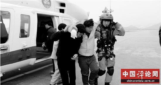获救船员被扶下直升机。