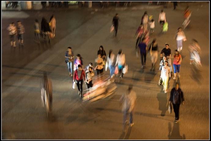 少“中国式过马路” 让道路对行人更友好